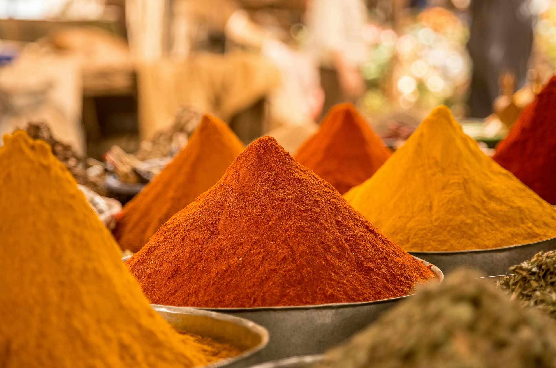 Étal d'épices marocaines aux couleurs vives