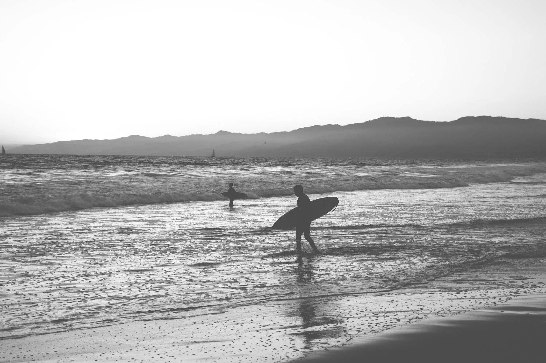 Un surfeur sur une vague atlantique