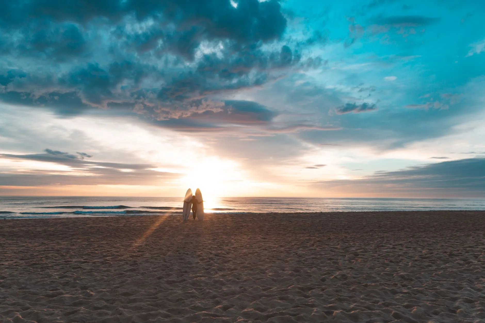 Coucher de soleil sur la plage, planche posée
